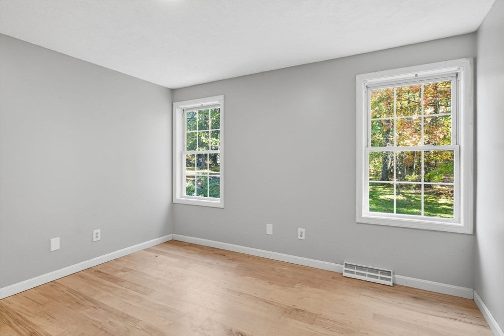 Southwick, Massachusetts 01077, United States, 3 Bedrooms Bedrooms, ,2 BathroomsBathrooms,Residential,Pending,250934