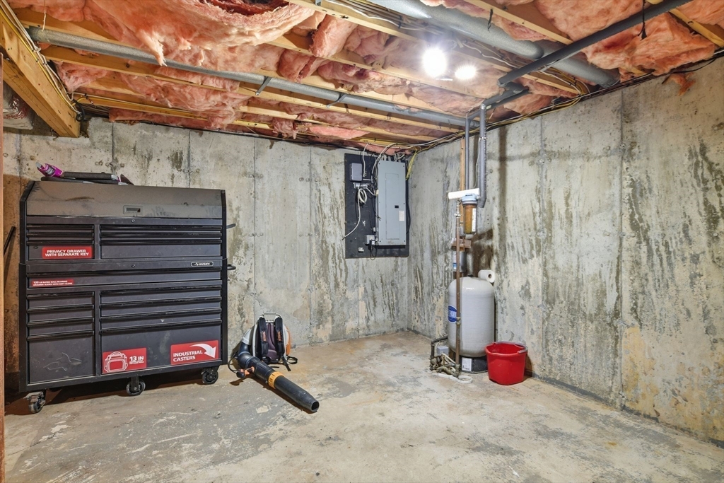 Southwick, Massachusetts 01077, United States, 3 Bedrooms Bedrooms, ,2 BathroomsBathrooms,Residential,Pending,250934