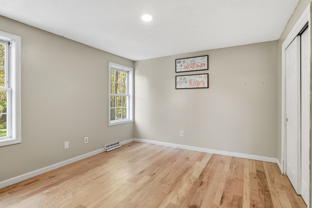 Southwick, Massachusetts 01077, United States, 3 Bedrooms Bedrooms, ,2 BathroomsBathrooms,Residential,Pending,250934