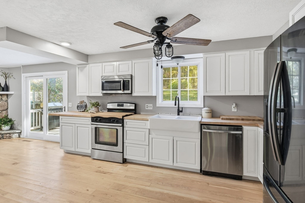 Southwick, Massachusetts 01077, United States, 3 Bedrooms Bedrooms, ,2 BathroomsBathrooms,Residential,Pending,250934