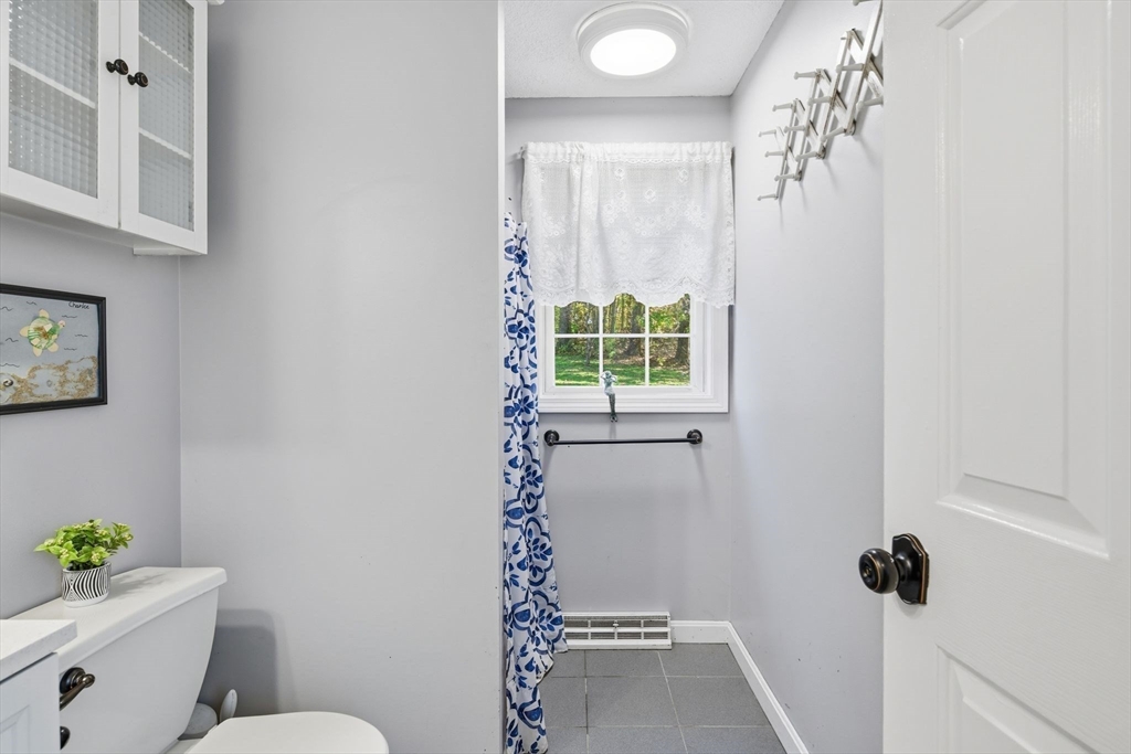 Southwick, Massachusetts 01077, United States, 3 Bedrooms Bedrooms, ,2 BathroomsBathrooms,Residential,Pending,250934