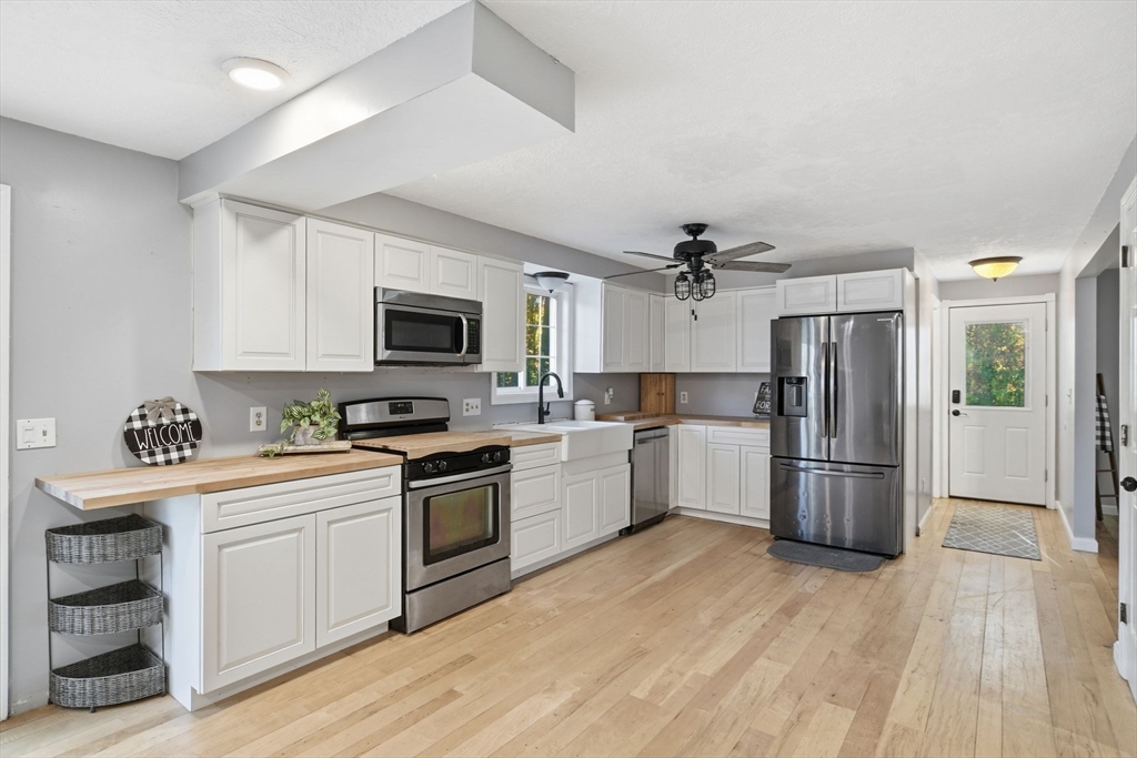 Southwick, Massachusetts 01077, United States, 3 Bedrooms Bedrooms, ,2 BathroomsBathrooms,Residential,Pending,250934