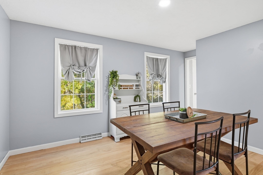 Southwick, Massachusetts 01077, United States, 3 Bedrooms Bedrooms, ,2 BathroomsBathrooms,Residential,Pending,250934