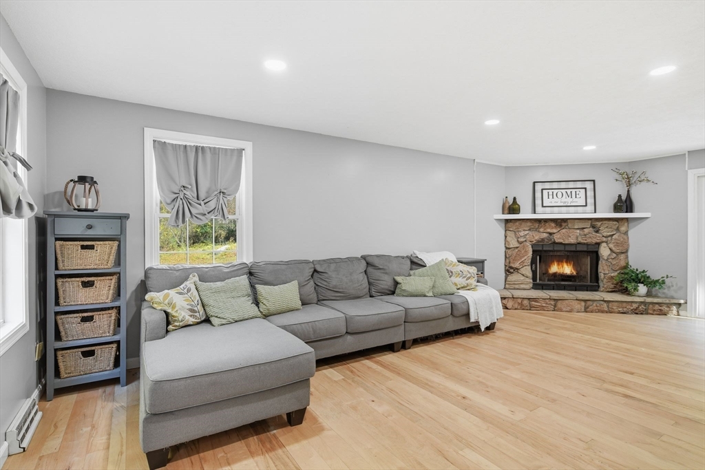 Southwick, Massachusetts 01077, United States, 3 Bedrooms Bedrooms, ,2 BathroomsBathrooms,Residential,Pending,250934