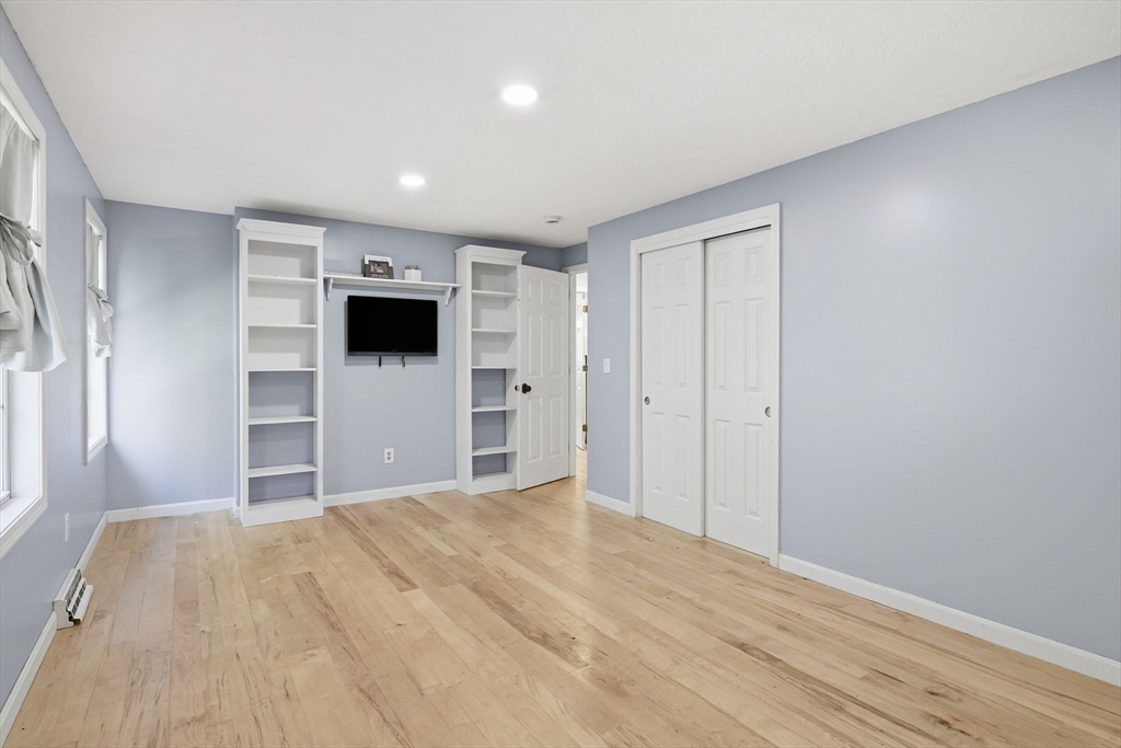 Southwick, Massachusetts 01077, United States, 3 Bedrooms Bedrooms, ,2 BathroomsBathrooms,Residential,Pending,250934