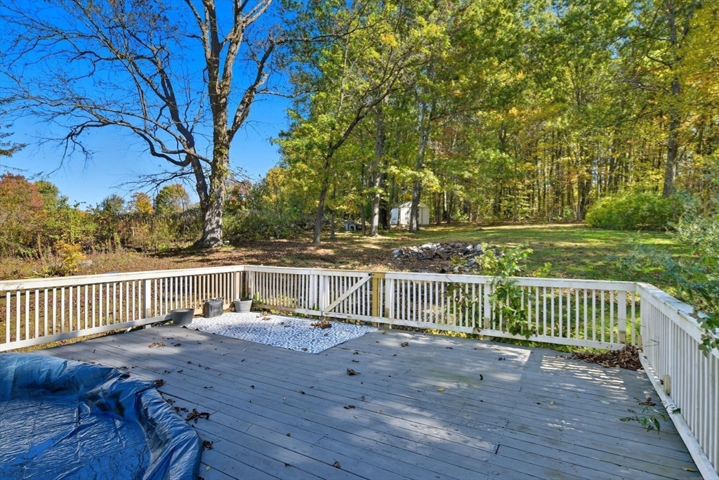 Southwick, Massachusetts 01077, United States, 3 Bedrooms Bedrooms, ,2 BathroomsBathrooms,Residential,Pending,250934