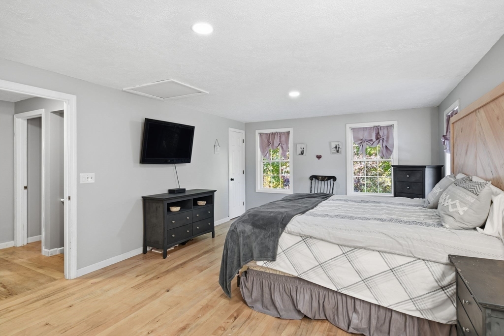 Southwick, Massachusetts 01077, United States, 3 Bedrooms Bedrooms, ,2 BathroomsBathrooms,Residential,Pending,250934