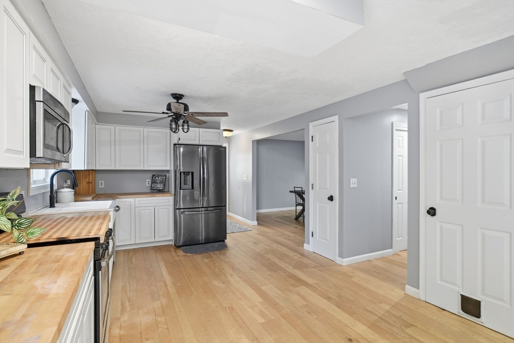 Southwick, Massachusetts 01077, United States, 3 Bedrooms Bedrooms, ,2 BathroomsBathrooms,Residential,Pending,250934