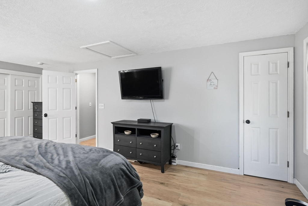 Southwick, Massachusetts 01077, United States, 3 Bedrooms Bedrooms, ,2 BathroomsBathrooms,Residential,Pending,250934