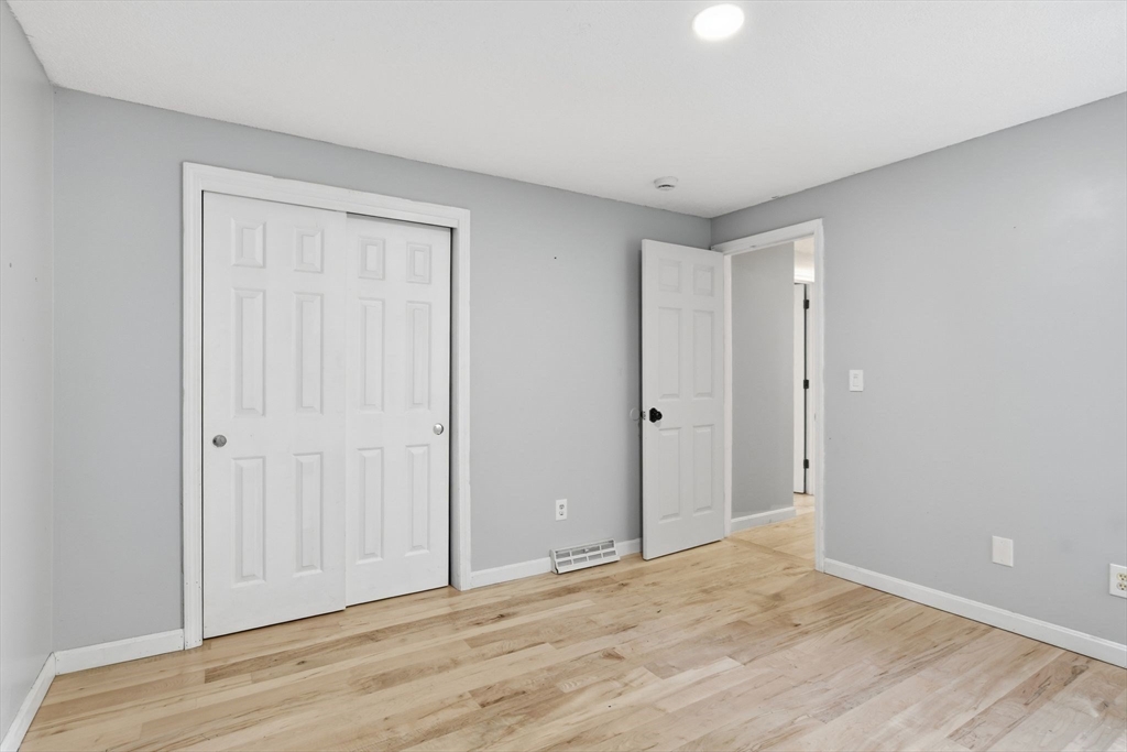 Southwick, Massachusetts 01077, United States, 3 Bedrooms Bedrooms, ,2 BathroomsBathrooms,Residential,Pending,250934