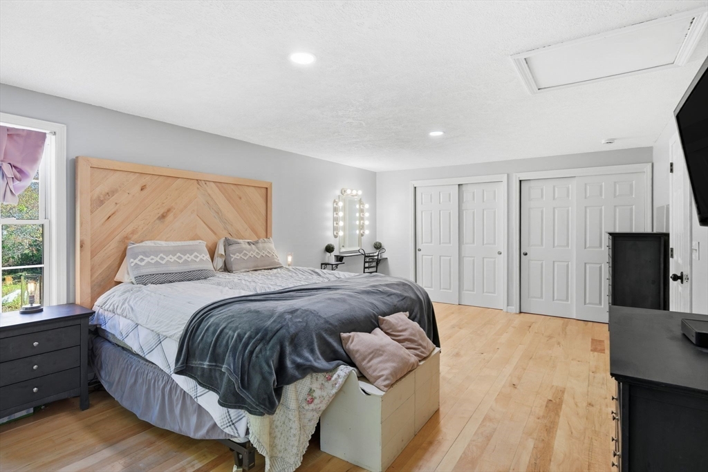 Southwick, Massachusetts 01077, United States, 3 Bedrooms Bedrooms, ,2 BathroomsBathrooms,Residential,Pending,250934