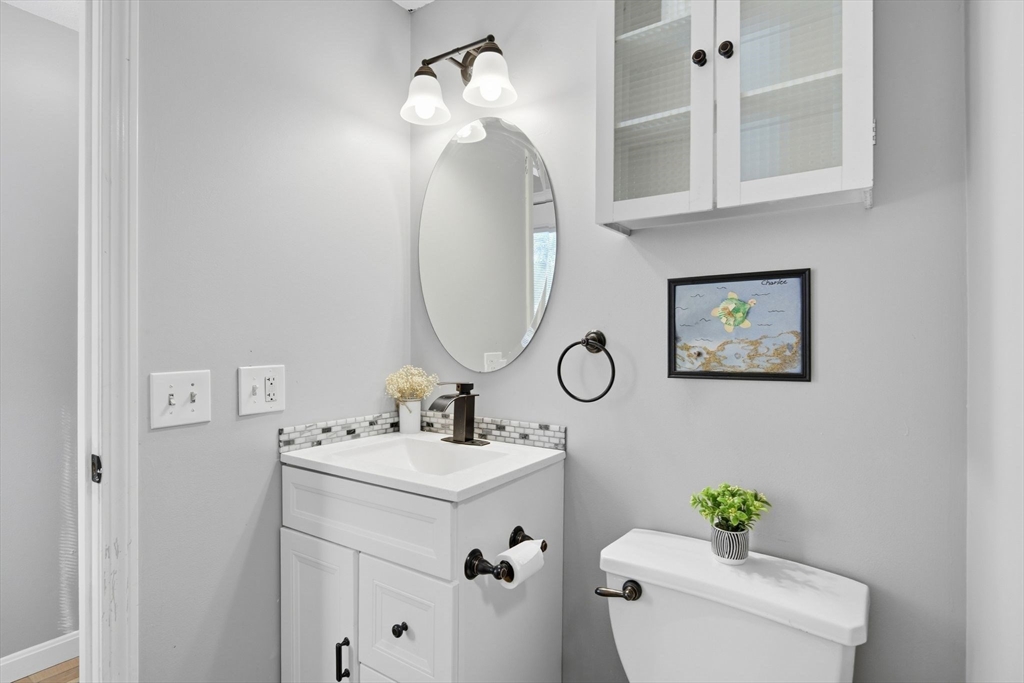 Southwick, Massachusetts 01077, United States, 3 Bedrooms Bedrooms, ,2 BathroomsBathrooms,Residential,Pending,250934