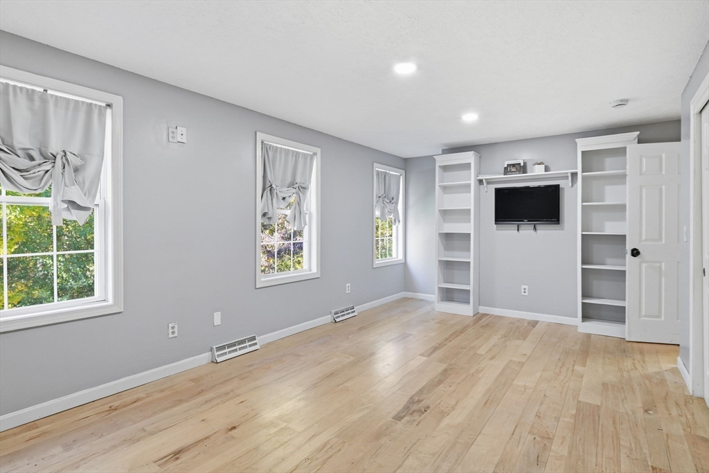 Southwick, Massachusetts 01077, United States, 3 Bedrooms Bedrooms, ,2 BathroomsBathrooms,Residential,Pending,250934