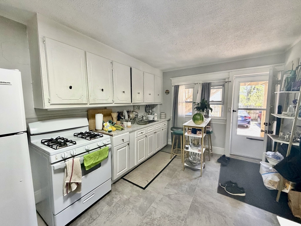 27 Loring St, Springfield, MA Photo #24