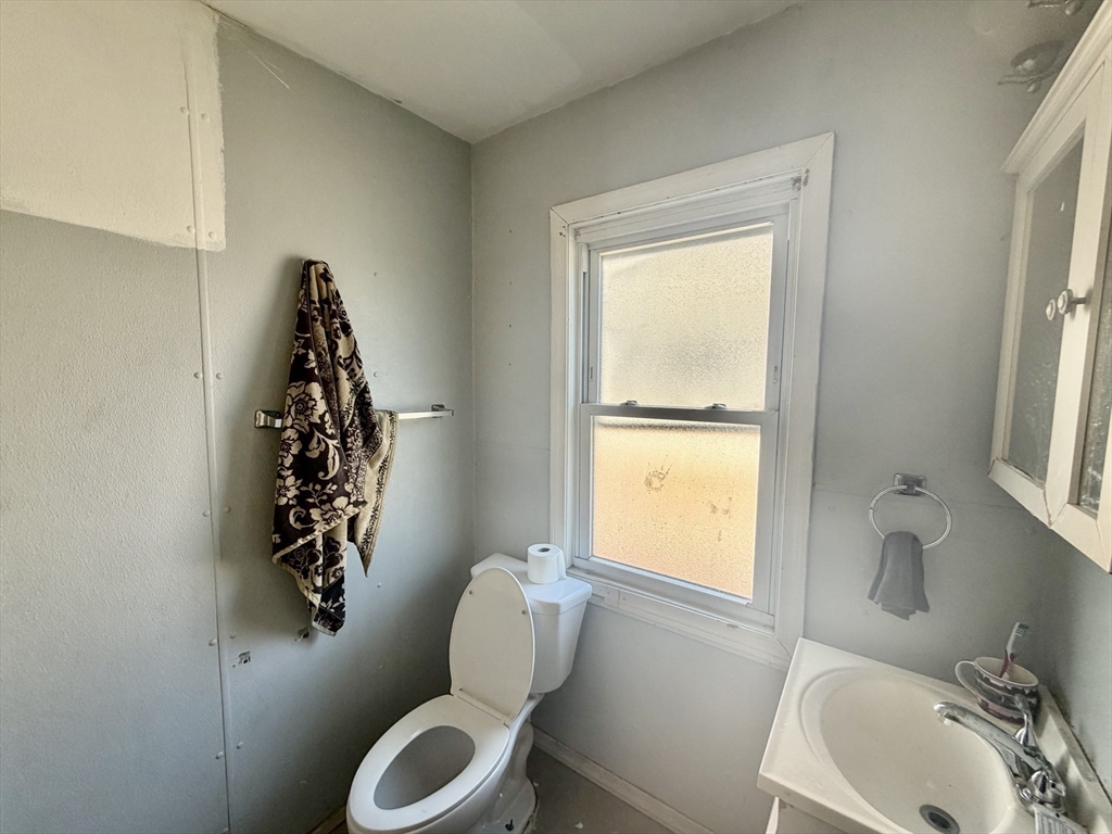 27 Loring St, Springfield, MA Photo #18