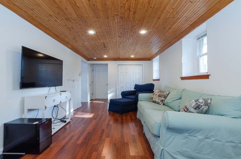 Plymouth, Massachusetts 02360, United States, 3 Bedrooms Bedrooms, ,2 BathroomsBathrooms,Residential,Active,246396