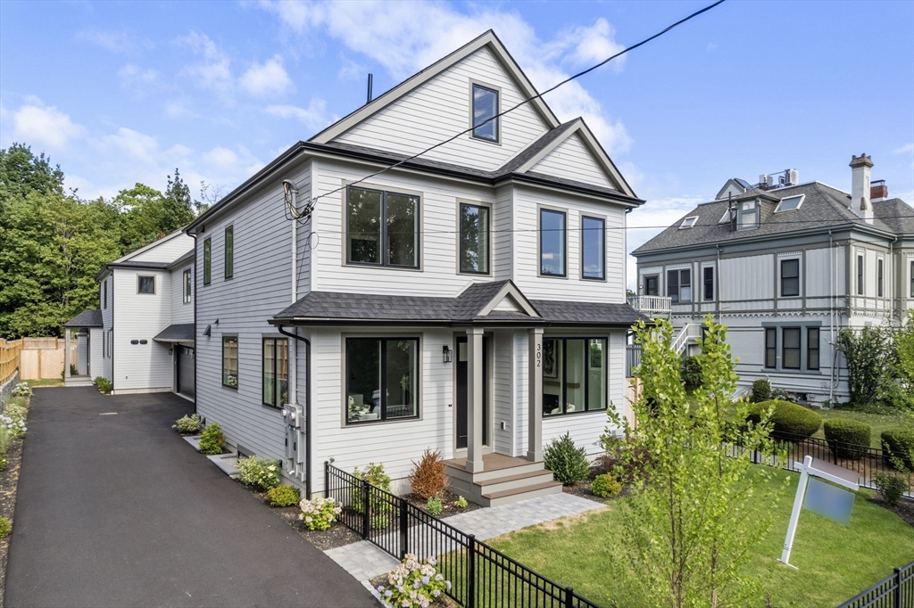 300-302 Waverley Ave 302