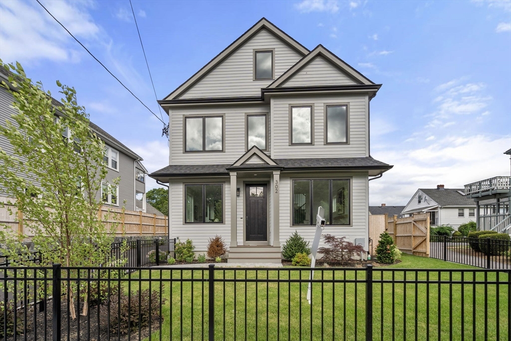 300-302 Waverley Ave 302