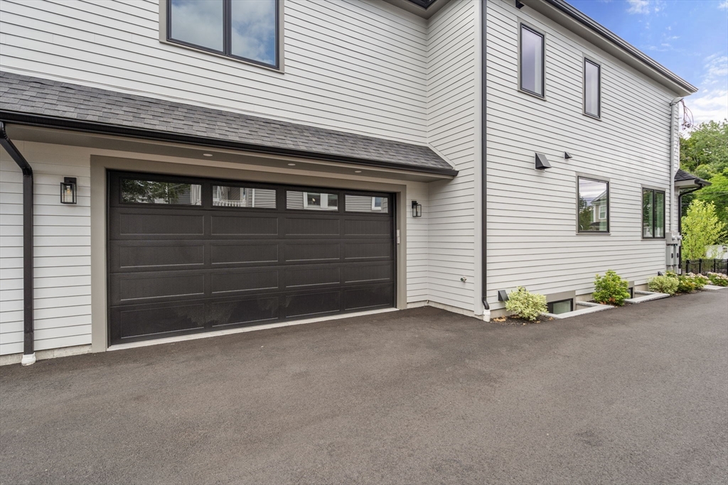300-302 Waverley Ave 302