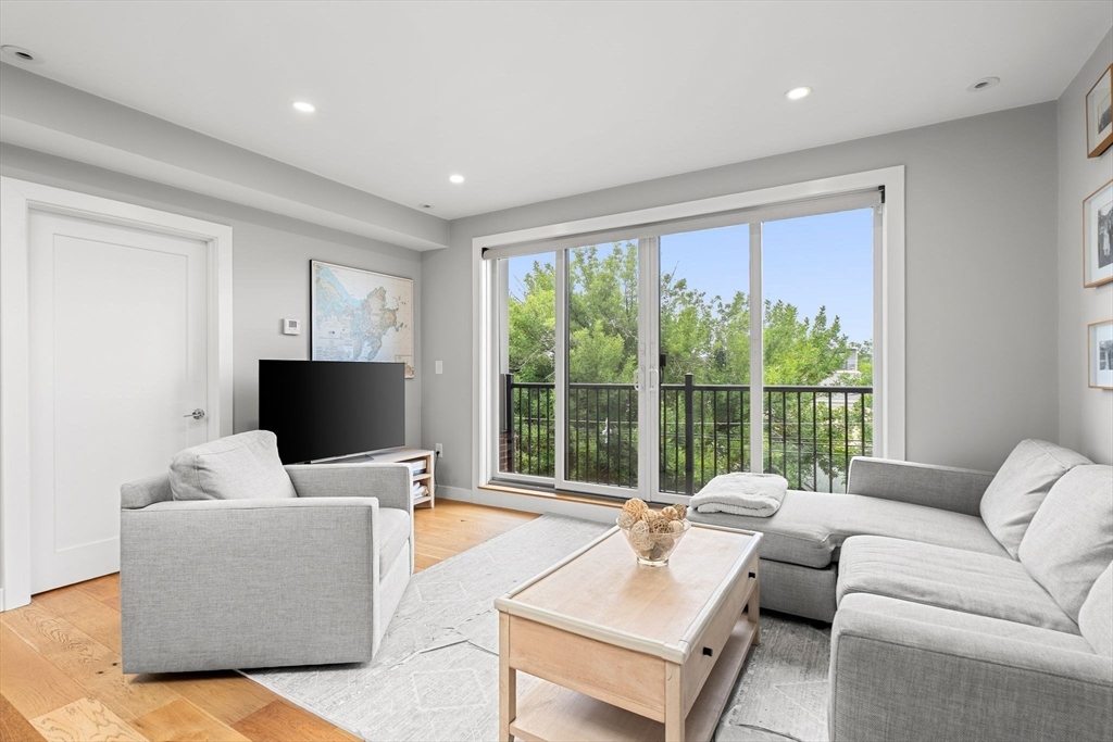 10 Everett St 402