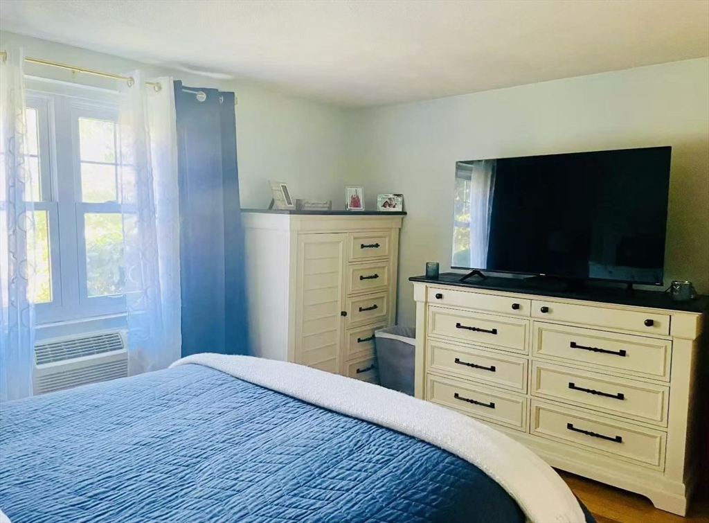 128 Emerson Gardens 128