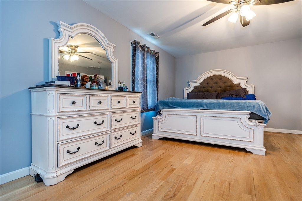 East Providence, Rhode Island 02914, United States, 4 Bedrooms Bedrooms, ,3 BathroomsBathrooms,Residential,Active,239166