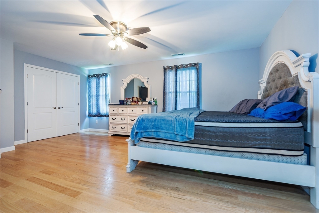 East Providence, Rhode Island 02914, United States, 4 Bedrooms Bedrooms, ,3 BathroomsBathrooms,Residential,Active,239166