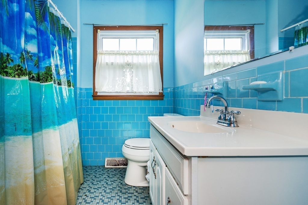 East Providence, Rhode Island 02914, United States, 4 Bedrooms Bedrooms, ,3 BathroomsBathrooms,Residential,Active,239166