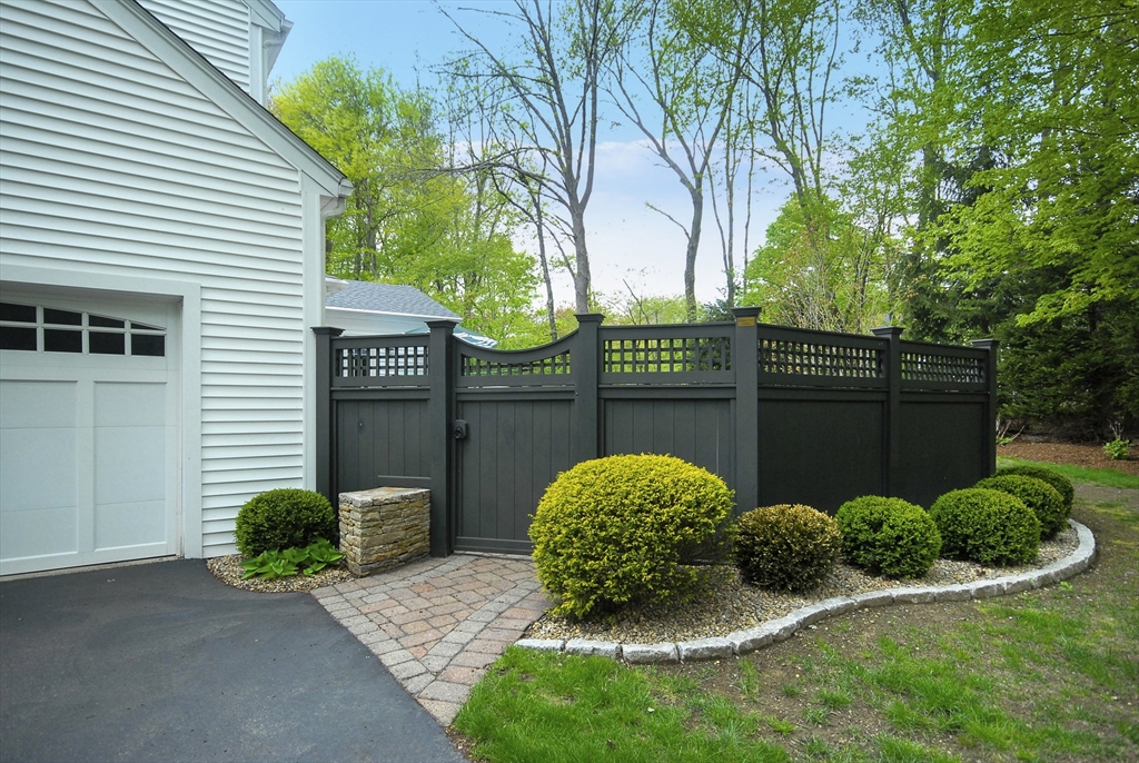 2 Blackthorne Cir, Hopkinton, MA Photo #40