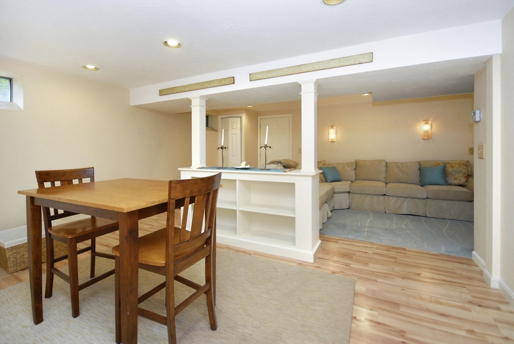 2 Blackthorne Cir, Hopkinton, MA Photo #32