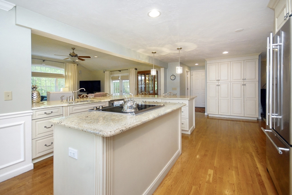 2 Blackthorne Cir, Hopkinton, MA Photo #9