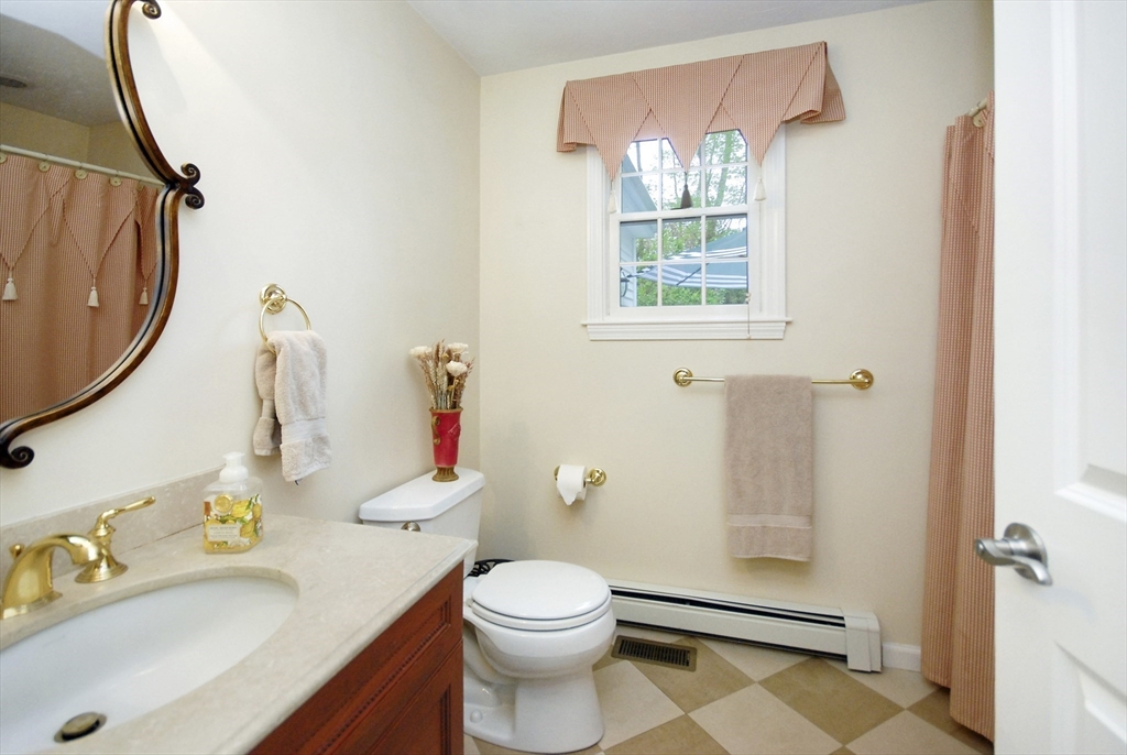 2 Blackthorne Cir, Hopkinton, MA Photo #19