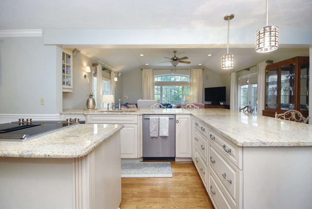 2 Blackthorne Cir, Hopkinton, MA Photo #10