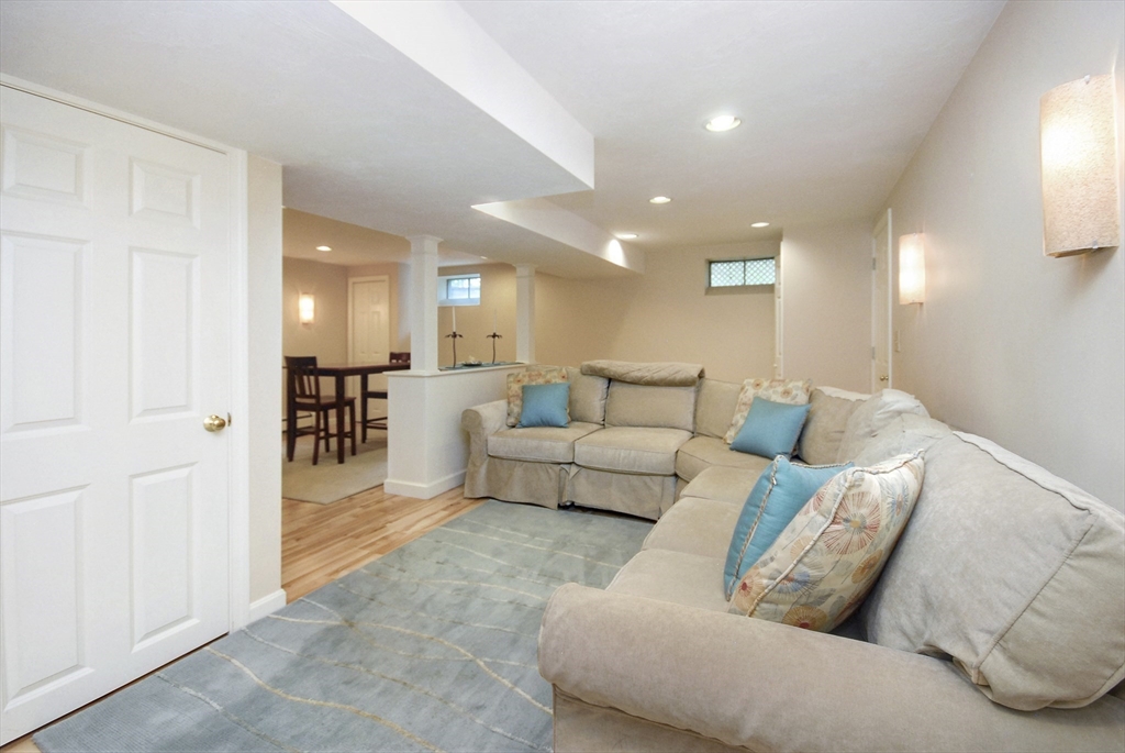 2 Blackthorne Cir, Hopkinton, MA Photo #33