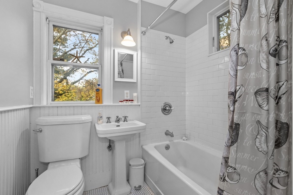 Arlington, Massachusetts 02476, United States, 2 Bedrooms Bedrooms, ,2 BathroomsBathrooms,Residential,Active,242373