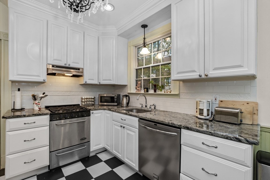 Arlington, Massachusetts 02476, United States, 2 Bedrooms Bedrooms, ,2 BathroomsBathrooms,Residential,Active,242373