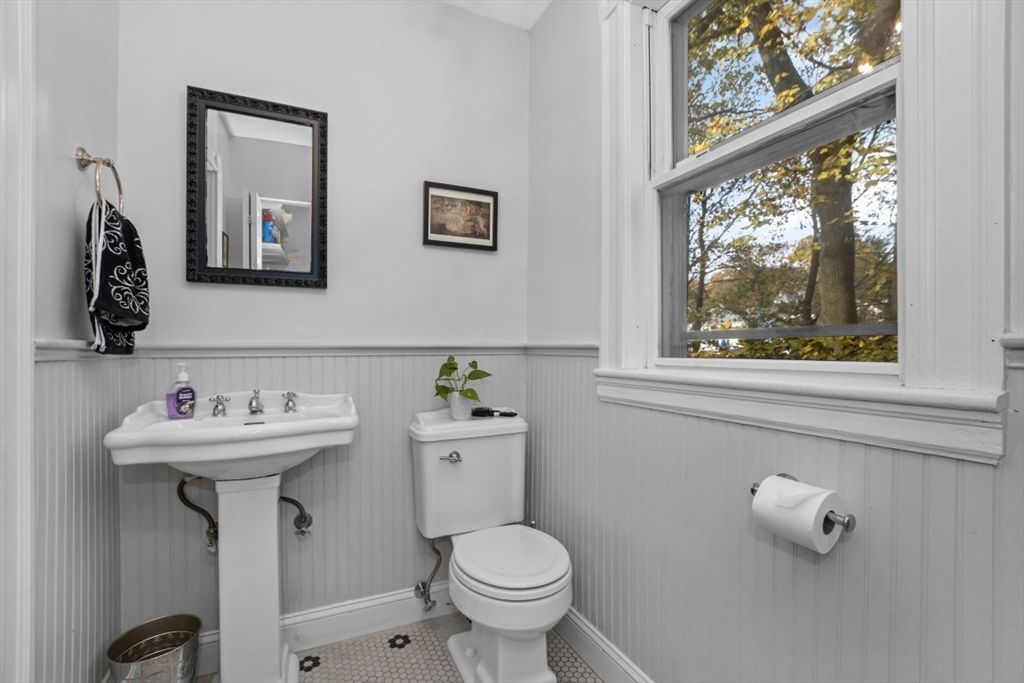 Arlington, Massachusetts 02476, United States, 2 Bedrooms Bedrooms, ,2 BathroomsBathrooms,Residential,Active,242373