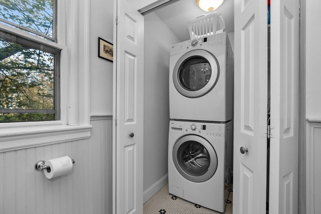 Arlington, Massachusetts 02476, United States, 2 Bedrooms Bedrooms, ,2 BathroomsBathrooms,Residential,Active,242373