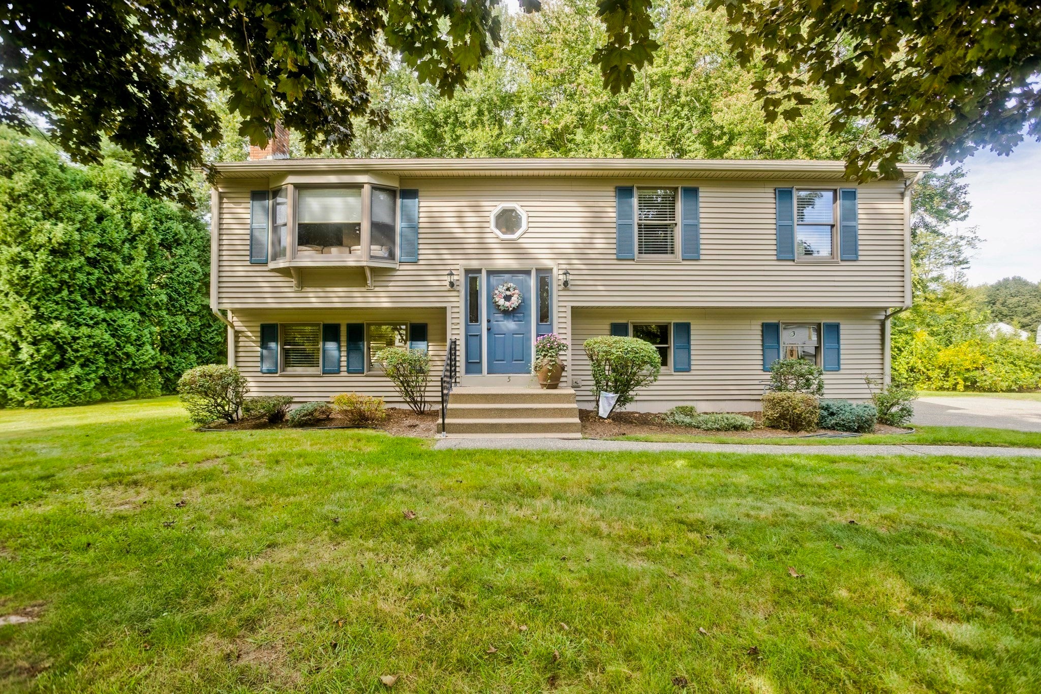5 Tamarack Ln, Agawam, MA Photo #2