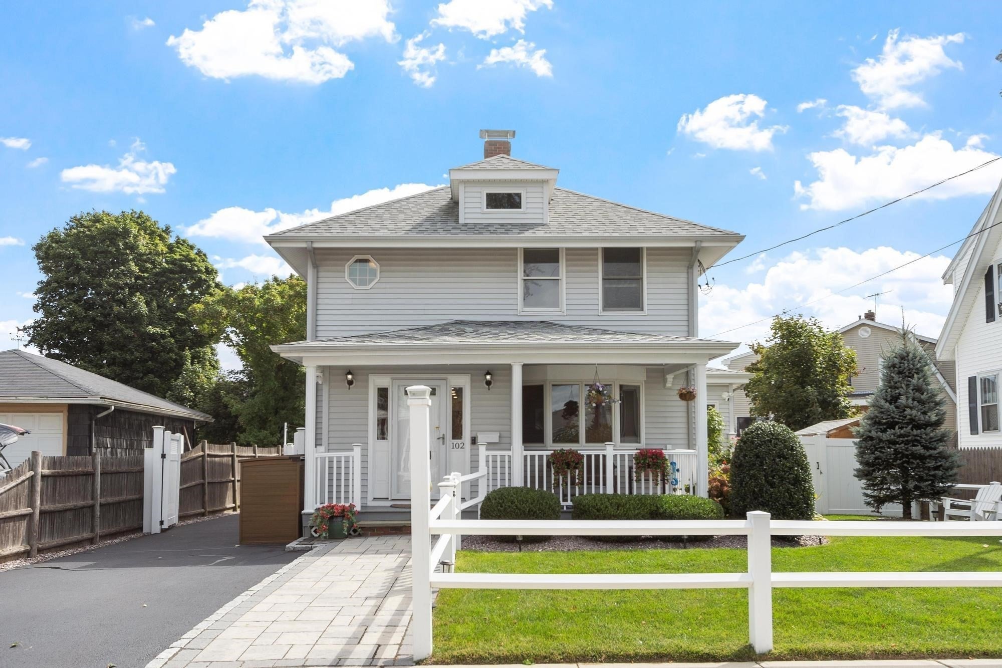 102 Narragansett Rd