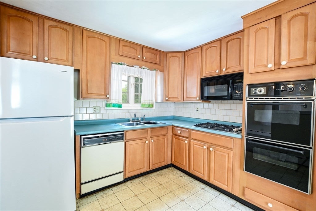 66 Seymour St, New Bedford, MA, 66 Seymour St, New Bedford, MA Photo #8