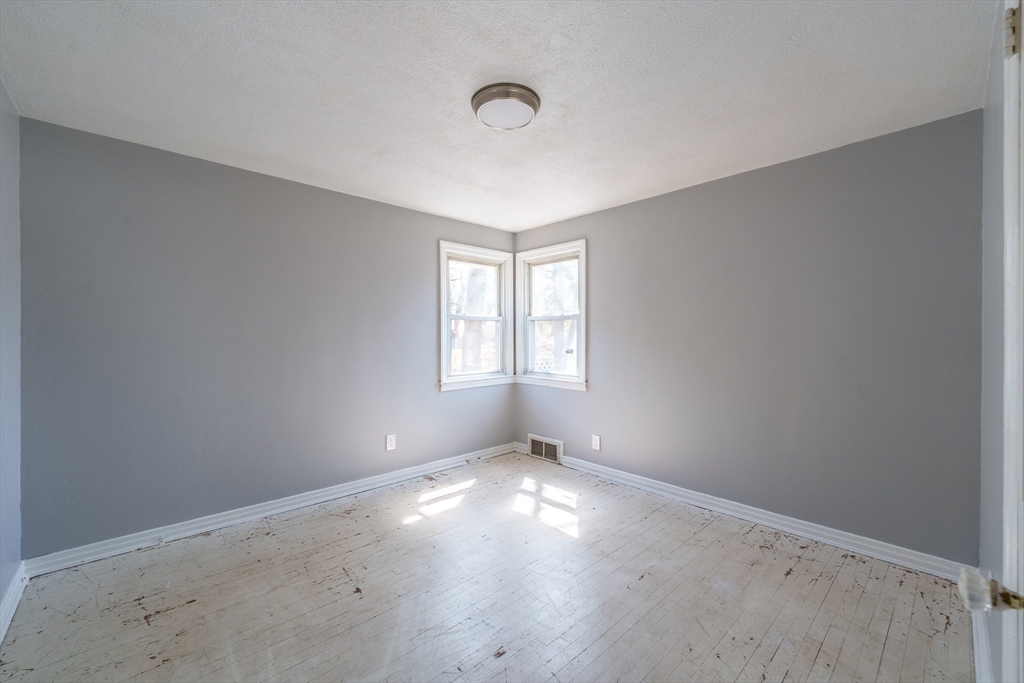 Springfield, Massachusetts 01109, United States, 3 Bedrooms Bedrooms, ,1 BathroomBathrooms,Residential,Active,84952