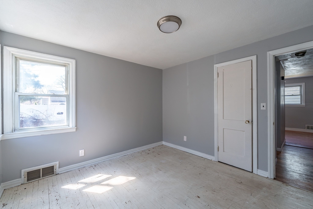 Springfield, Massachusetts 01109, United States, 3 Bedrooms Bedrooms, ,1 BathroomBathrooms,Residential,Active,84952