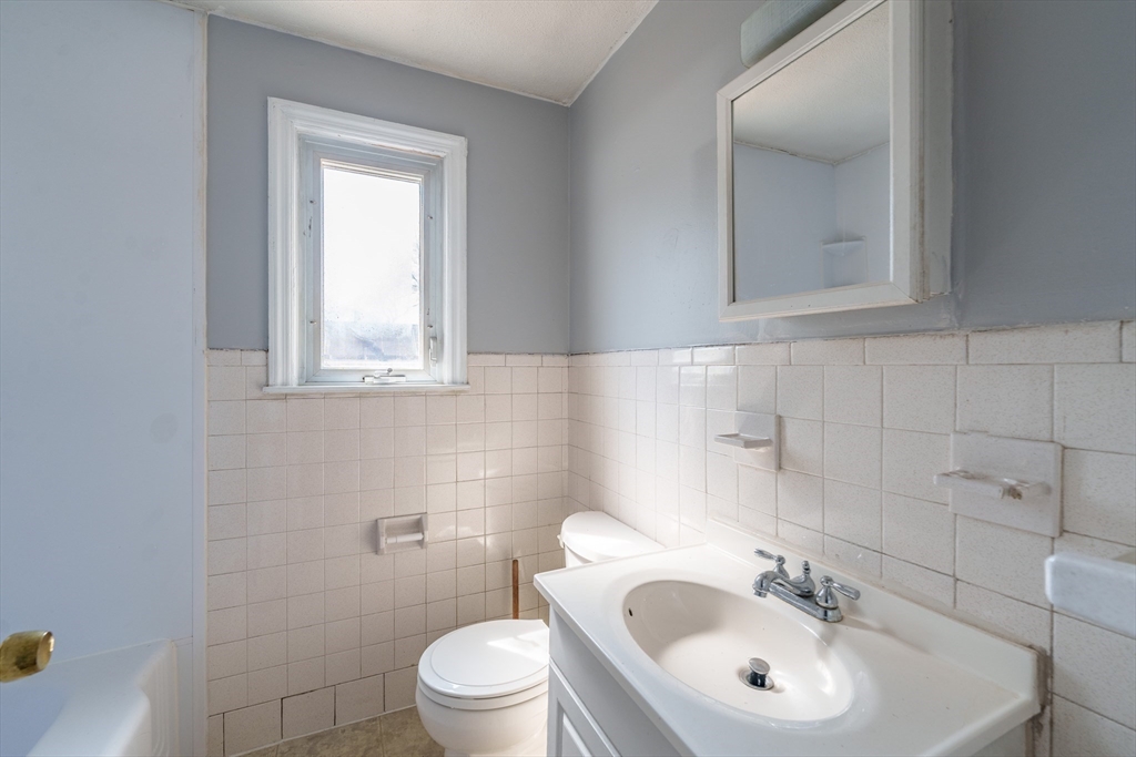 Springfield, Massachusetts 01109, United States, 3 Bedrooms Bedrooms, ,1 BathroomBathrooms,Residential,Active,84952