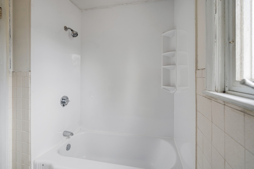 Springfield, Massachusetts 01109, United States, 3 Bedrooms Bedrooms, ,1 BathroomBathrooms,Residential,Active,84952