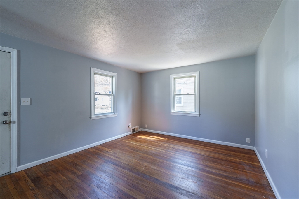 136 Rosewell St