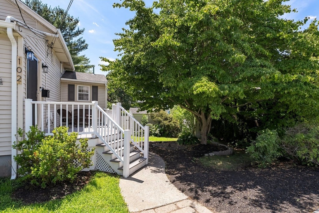 102 Manzanetta Ave