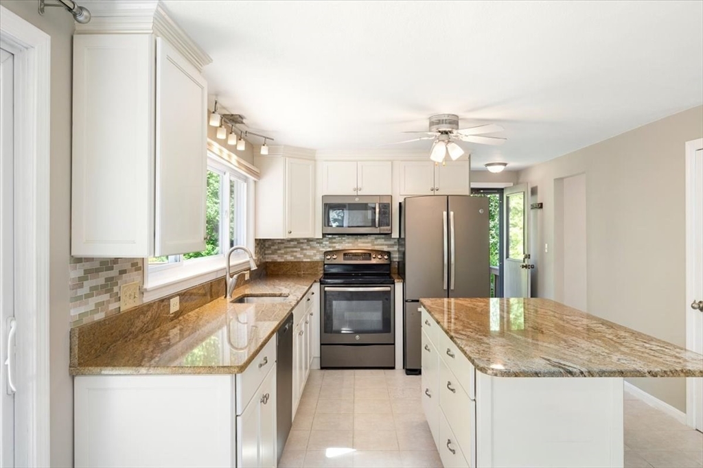 7 Hundred Oaks Ln