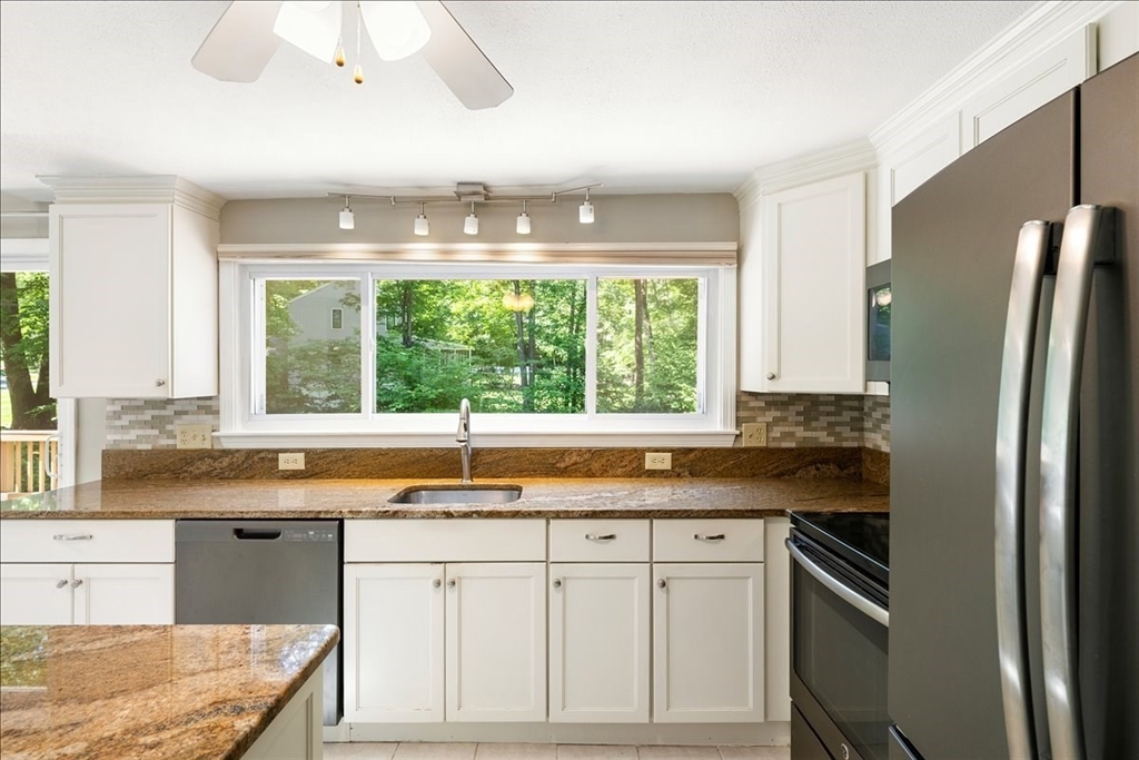 7 Hundred Oaks Ln