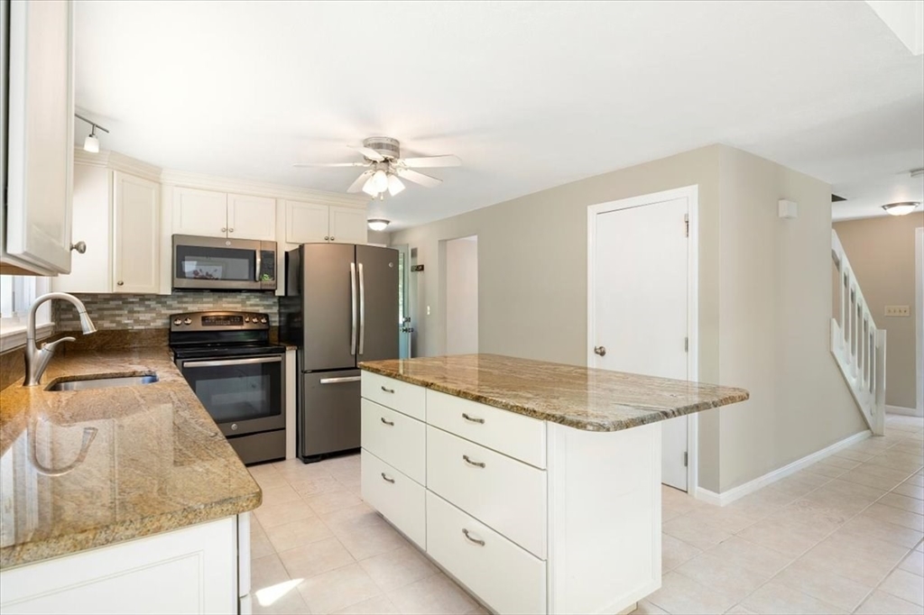 7 Hundred Oaks Ln